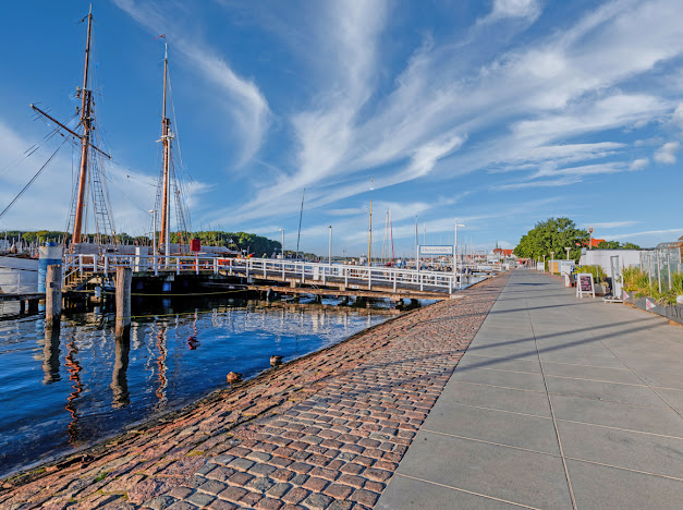 Passat und Hafenpromenade in Travemünde